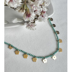 Colar Pedrinhas Verdes com Flores Douradas