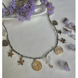 Colar Pedrinhas Verdes com Pingentes Variados em Dourado