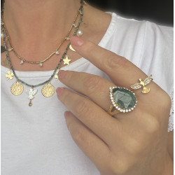 Colar Pedrinhas Verdes com Pingentes Variados em Dourado