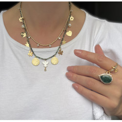 Colar Pedrinhas Verdes com Pingentes Variados em Dourado