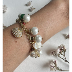 Pulseira de Pérolas com Pingentes Dourados