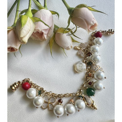 Pulseira de Pérolas com Pingentes Dourados